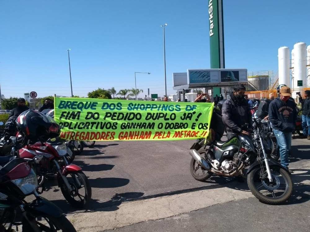Entregadores de aplicativo manifestam em frente ao ParkShopping
