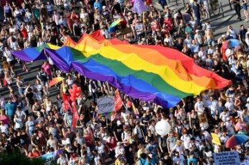 (FILES) In this file photo taken on July 06, 2019 people march with their giant rainbow flag during the lesbian, gay, bisexual and transgender (LGBT) Pride Parade from the parliament building in downtown Budapest. Hungary's Prime Minister Viktor Orban said on July 21, 2021 that a referendum would be held to gauge domestic support for a controversial LGBTQ law, after the European Commission launched legal action against Budapest over the measure. (Photo by ATTILA KISBENEDEK / AFP) -  (crédito: ATTILA KISBENEDEK)
