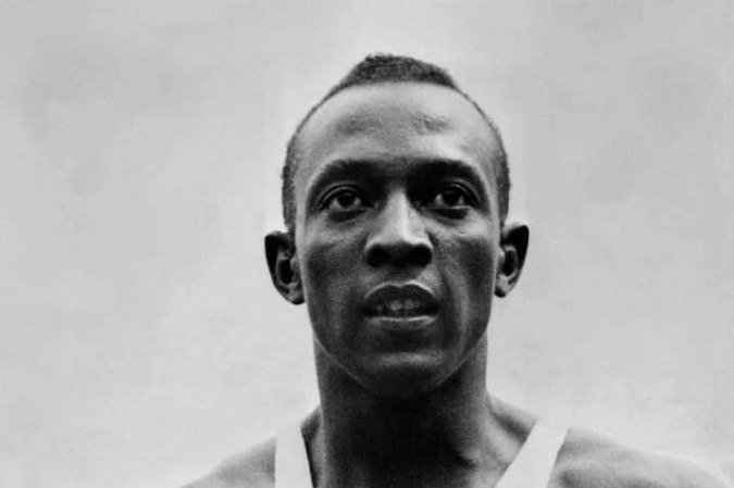 Olímpiadas: o afro-americano Jesse Owens, estadunidense, fez história ao expor ao ridículo a teoria de superioridade da raça ariana ao ganhar quatro medalhas de ouro nas Olimpíadas de 1936, contra o alemão Lutz Long. 