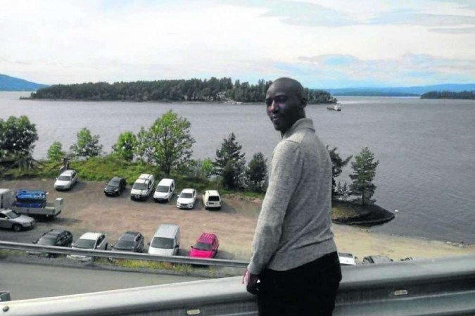 Sam Muyizzi, 42 anos, advogado, morador de Kampala (Uganda). Em 22 de julho de 2011, estava na Ilha de Utoya (ao fundo) a convite do Partido Trabalhista da Noruega -  (crédito: Arquivo pessoal)