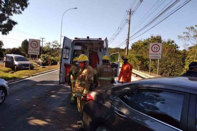 Veículo ficou atravessado na pista e gerou congestionamento -  (crédito: CBMDF)