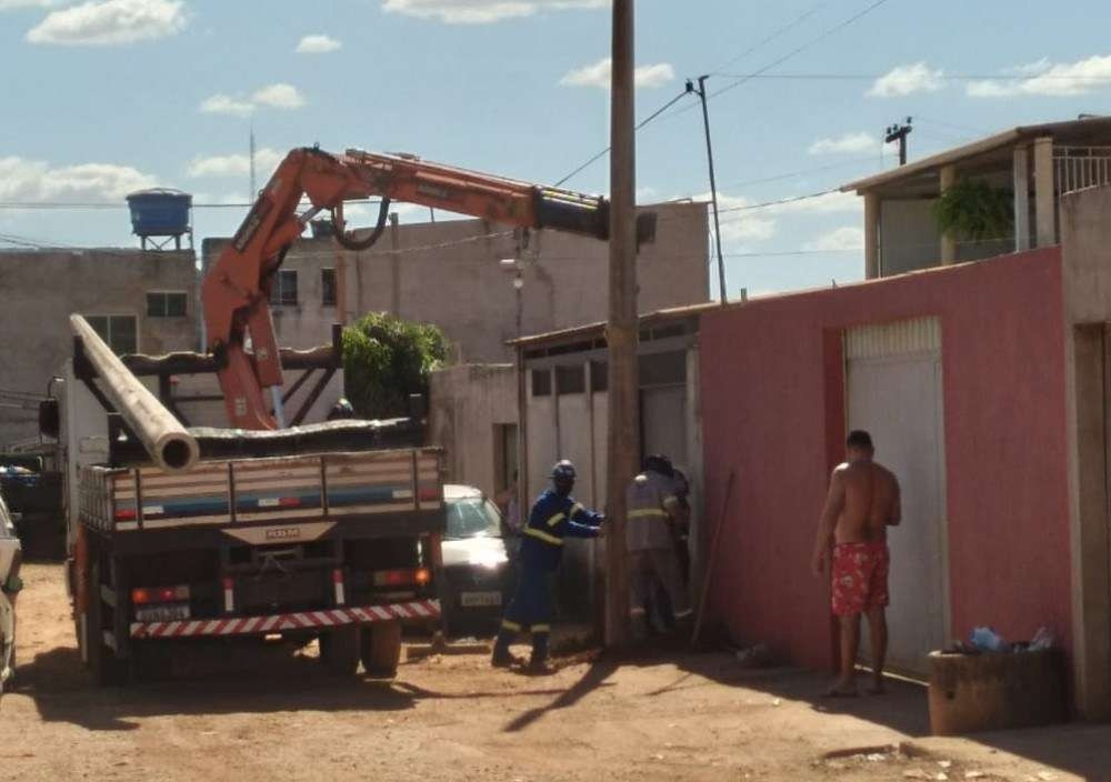 Moradores do Morro da Cruz esperam ter energia regularizada em agosto