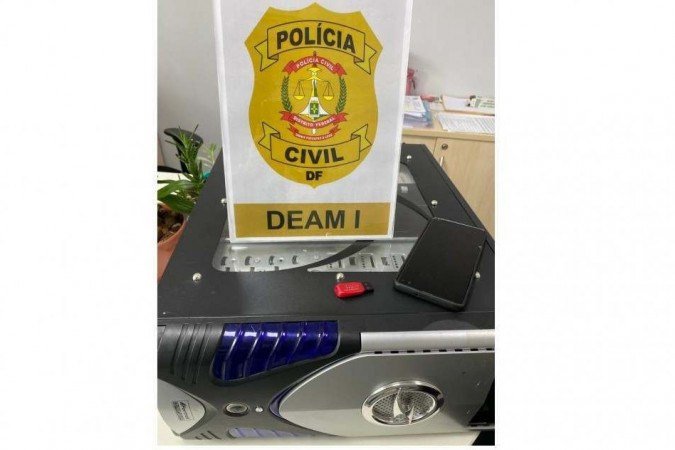 Polícia apreendeu equipamentos eletrônicos na casa do motoboy - (crédito: Divulgação/PCDF) Polícia apreendeu equipamentos eletrônicos na casa do motoboy - (crédito: Divulgação/PCDF)