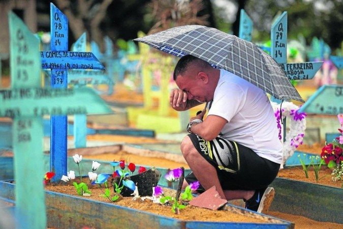 Especialistas alertam que, em países com alto registro de óbitos, como o Brasil, as complicações podem ser acirradas - (crédito: Michael Dantas/AFP - 9/5/21) Especialistas alertam que, em países com alto registro de óbitos, como o Brasil, as complicações podem ser acirradas - (crédito: Michael Dantas/AFP - 9/5/21)