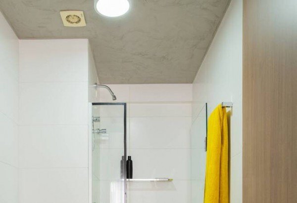 

O banheiro é o único cômodo separado da casa. A decoração clean garante a sensação de fluidez e amplitude