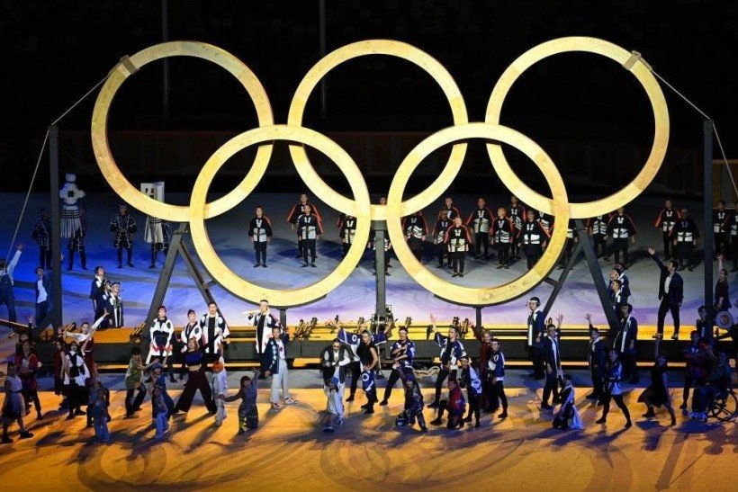 Performers assemble the Olympic Rings during the opening ceremony of the Tokyo 2020 Olympic Games, at the Olympic Stadium in Tokyo, on July 23, 2021.
Dylan MARTINEZ / POOL / AFP