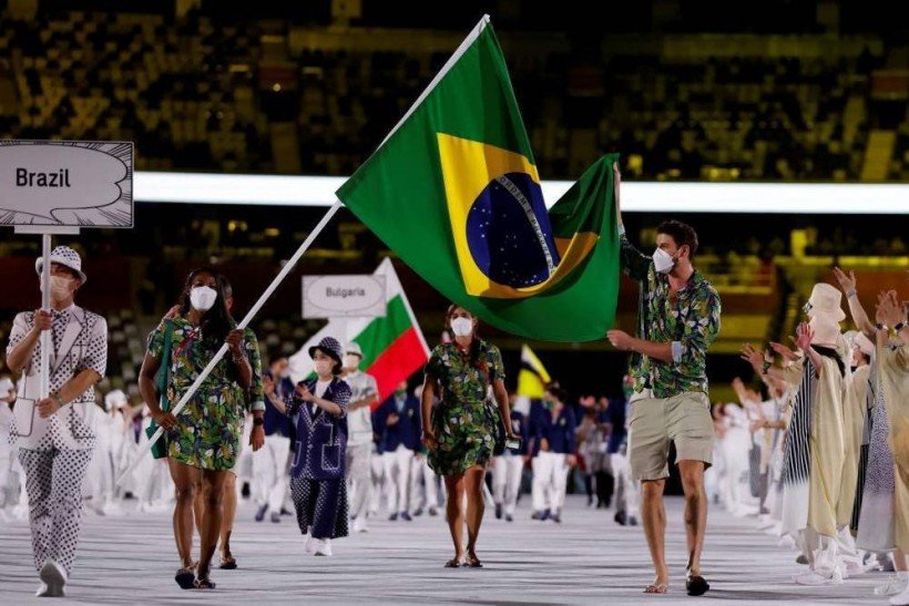 Brazil's flag bearer Ketleyn Quadros and Brazil's flag bearer Bruno Mossa Rezende and their delegation parade during the opening ceremony of the Tokyo 2020 Olympic Games, at the Olympic Stadium, in Tokyo, on July 23, 2021.
Martin BUREAU / AFP