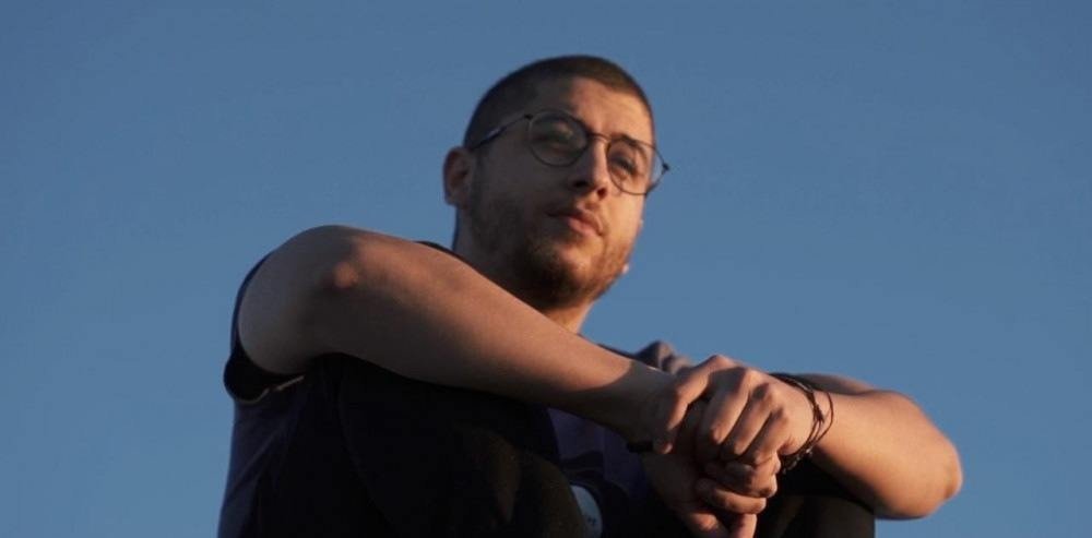 Músico de Brasília Mihalis Yacalos lança clipe de ‘Se eu te levar’