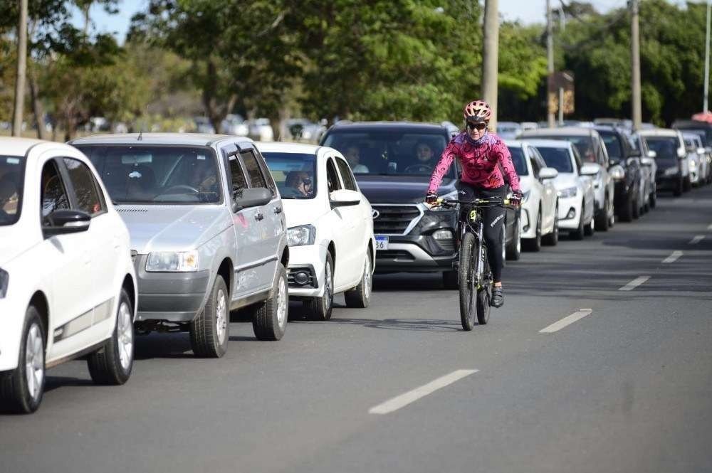 Covid-19: fila e espera de três horas marcam mutirão de vacinação no DF