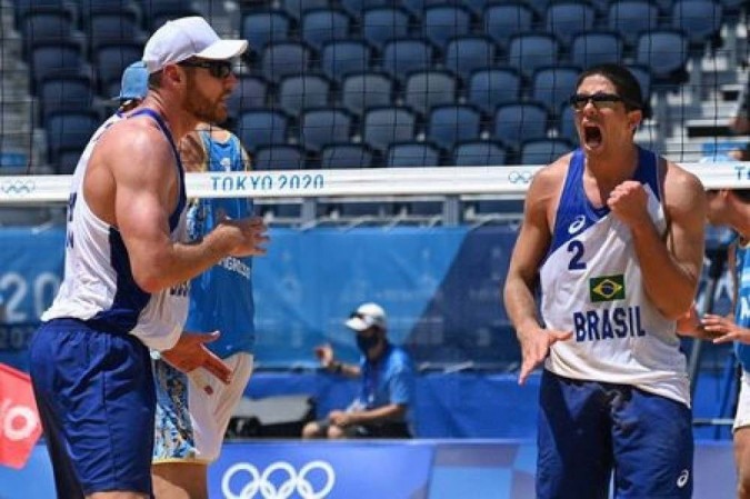 Dupla brasileira de vôlei de praia adia classificação olímpica e perde  final do campeonato mundial 