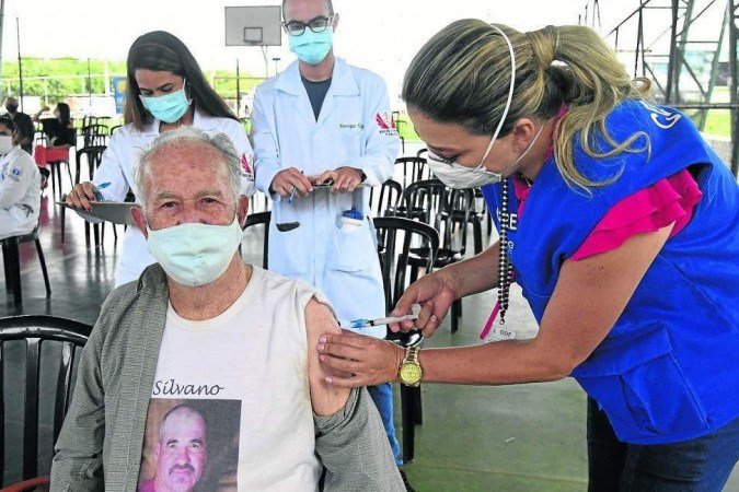 Começar pelos mais idosos foi decisão acertada, conforme constatou o Observatório Covid-19, da Fiocruz - (crédito: ED ALVES) Começar pelos mais idosos foi decisão acertada, conforme constatou o Observatório Covid-19, da Fiocruz - (crédito: ED ALVES)