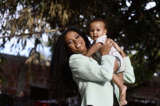 Victória Inácio com o filho, Miguel,d e 8 meses