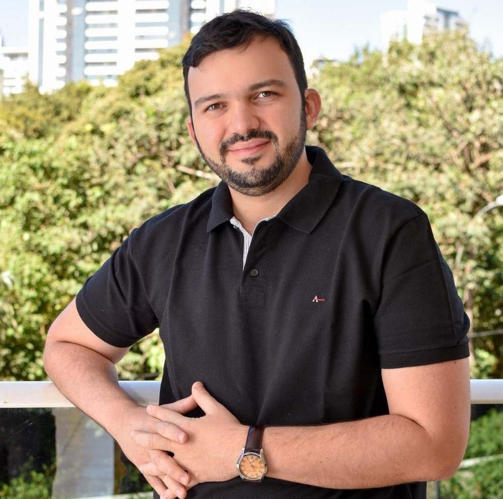 O escritor José Almeida Júnior trabalha em um novo romance histórico que se passa no Brasil pré-golpe. Primeiro capítulo é sobre a inauguração de Brasília.