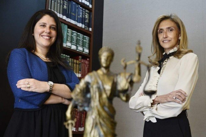 Fernanda Hernandez (direita) e Carol Caputo (esquerda) são vizinhas de escritório