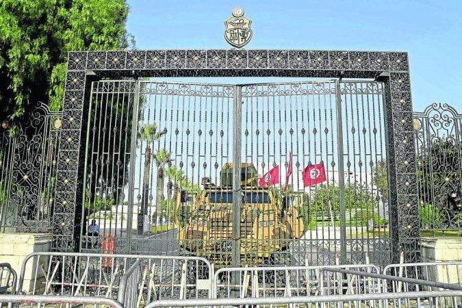 Blindado do Exército tunisiano de prontidão atrás dos portões fechados da Assembleia dos Representantes do Povo (o Parlamento), em Túnis  -  (crédito: Yassine Mahjoub/AFP)