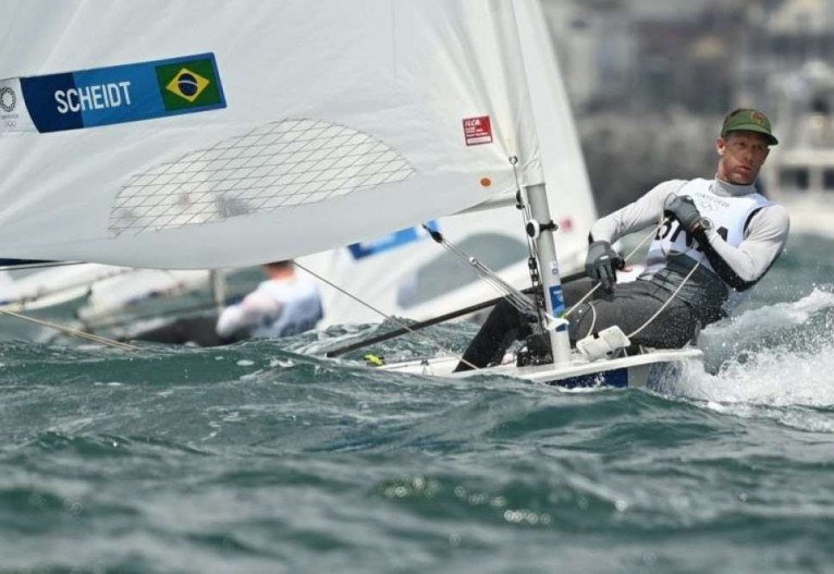 Robert Scheidt compete na vela