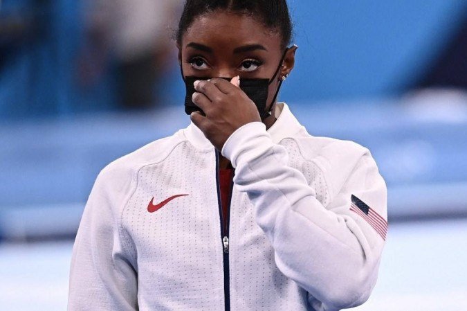 Simone Biles seguirá em avaliação diária para determinar se competirá nas finais do solo e da trave em Tóquio-2020 -  (crédito: LIONEL BONAVENTURE / AFP)