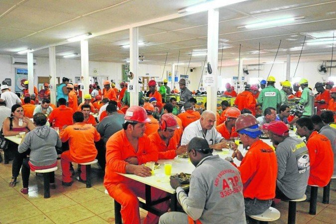 Refeitório de empresa de construção civil: trabalhadores de renda mais baixa seriam os mais afetados - (crédito: Breno Fortes/CB) Refeitório de empresa de construção civil: trabalhadores de renda mais baixa seriam os mais afetados - (crédito: Breno Fortes/CB)