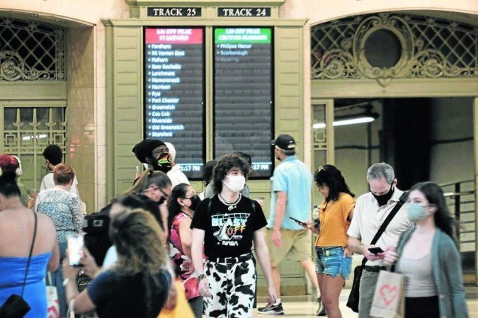 Pessoas utilizam máscaras ao caminharem pelo Grand Central Terminal, a maior estação de metrô do mundo, em Nova York: mudança de comportamento -  (crédito: Spencer Platt/AFP)