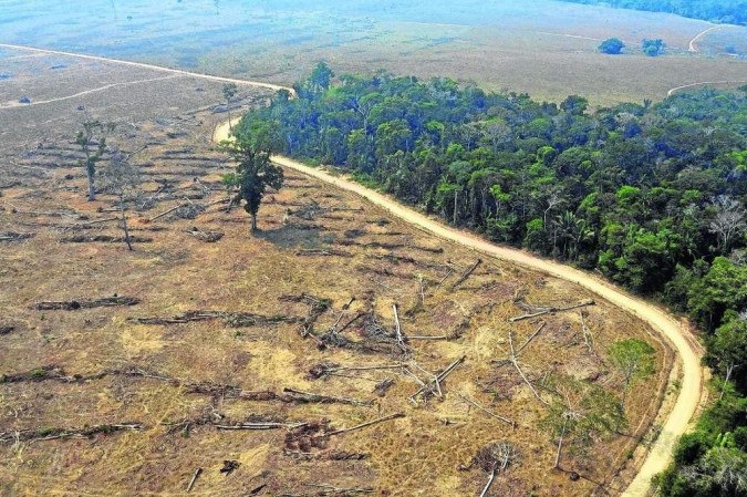 Área desmatada na Amazônia:: acordo a ser assinado pelo Brasil deve prever o combate a essa prática -  (crédito: Carlos Fabal/AFP - 25/8/19)