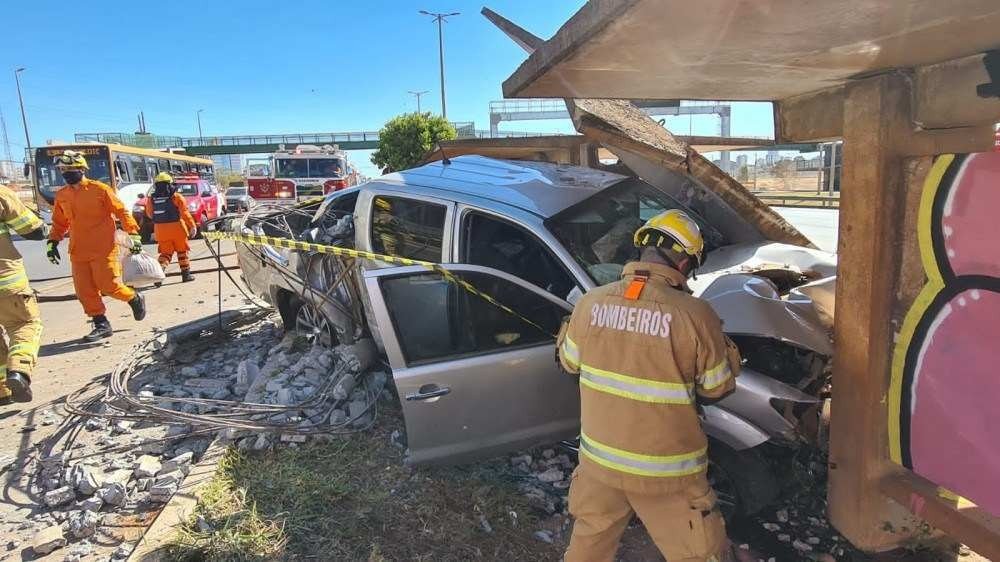 Caminhonete perde o controle e atinge poste de iluminação e ponto de ônibus na EPTG