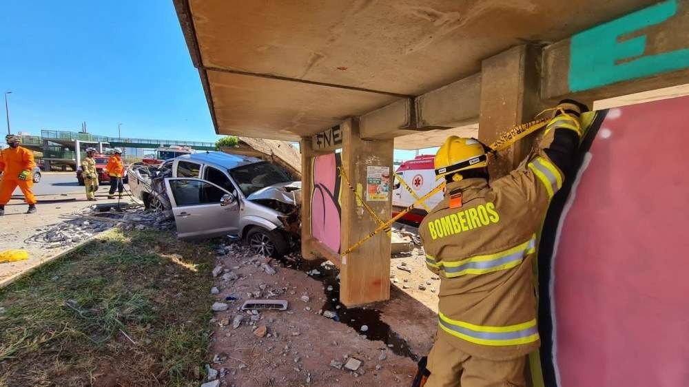 Motorista e passageira foram socorridos com sinais vitais estáveis, mas relatavam queixa de dor torácica. 