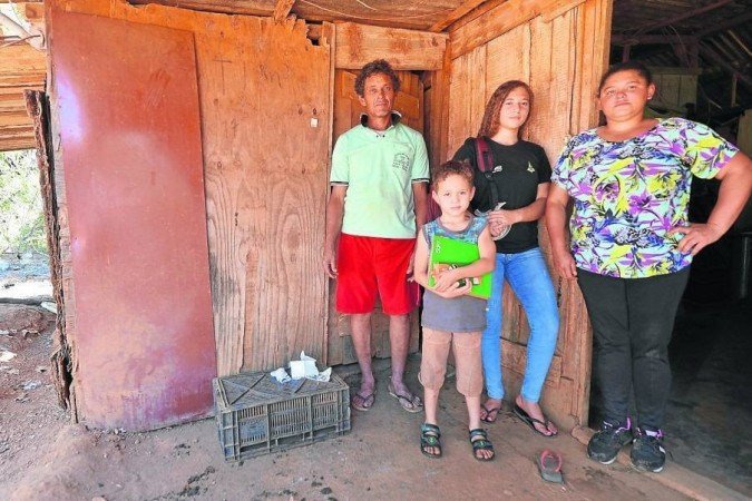 Os agricultores Raimundo (E) e Claudineide (D) viram prejuízos para educação dos filhos após se mudarem para área rural -  (crédito: Ed Alves/CB/D.A Press)