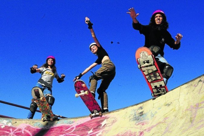 Maria Eduarda, Laura e Lígia: apesar das dificuldades, skatistas de Brasília mostram dedicação e projetam evolução da modalidade no país -  (crédito: Carlos Vieira/CB/D.A Press)