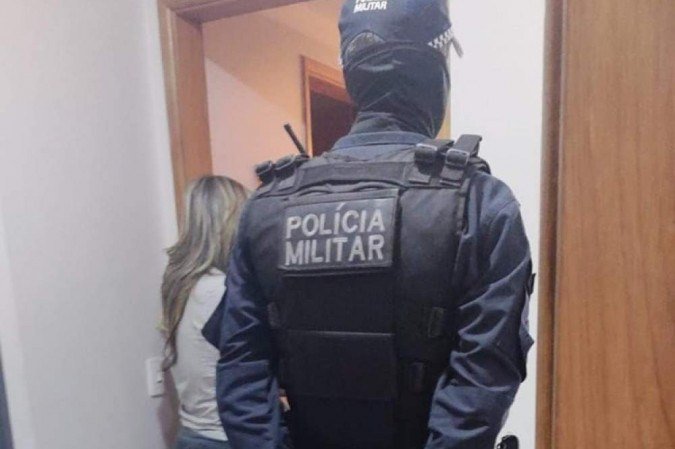 Policiais militares do DF chegaram no local, prenderam o suspeito e o encaminharam à delegacia - (crédito: Reprodução/PMDF) Policiais militares do DF chegaram no local, prenderam o suspeito e o encaminharam à delegacia - (crédito: Reprodução/PMDF)