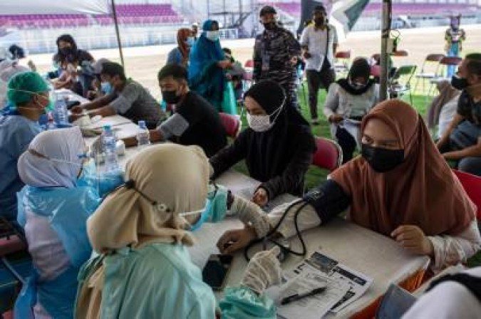 Aferições na Indonésia: em países de renda média e baixa, mais de 75% dos adultos são hipertensos, indica o estudo - (crédito: JUNI KRISWANTO) Aferições na Indonésia: em países de renda média e baixa, mais de 75% dos adultos são hipertensos, indica o estudo - (crédito: JUNI KRISWANTO)