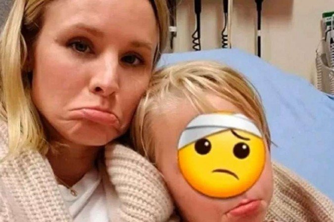Kristen Bell e a filha, Delta, com o rosto escondido por um emoji - (crédito: Kristen Bell/Instagram/Reprodução) Kristen Bell e a filha, Delta, com o rosto escondido por um emoji - (crédito: Kristen Bell/Instagram/Reprodução)