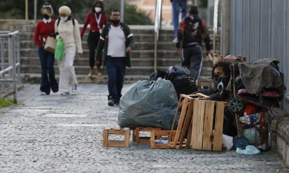 Com o frio, Rio monta postos para atendimento à população vulnerável