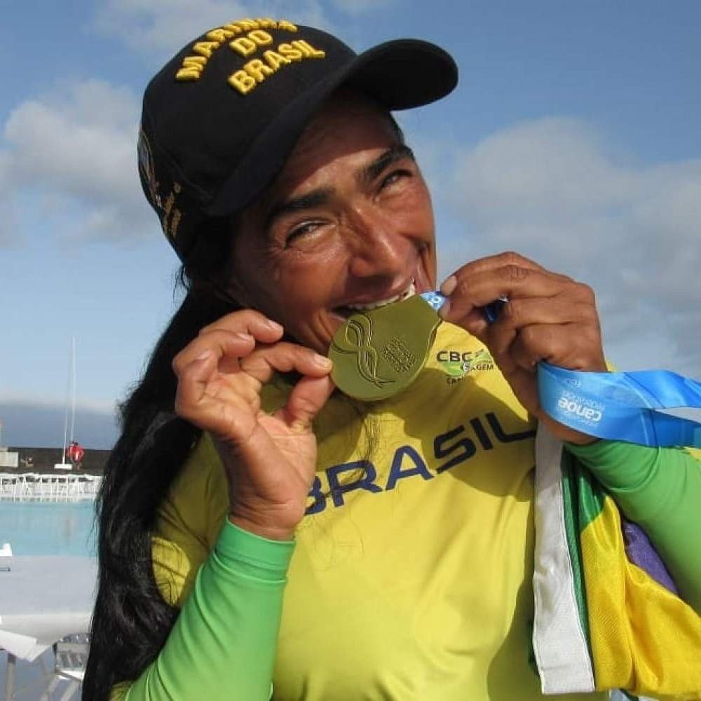 Aos 56 anos, Carmen L&uacute;cia tem rotina exigente e rema at&eacute; 30km por dia: "&Eacute; uma hist&oacute;ria vitoriosa" 