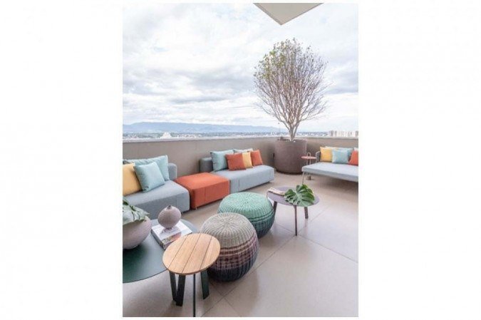 Na varanda, as peças levam charme e têm a praticidade de oferecer mais assentos para os convidados