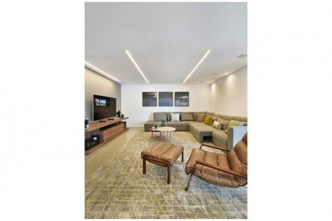 Na sala, o pufe serve como assento, apoiador de pés e mesinha de centro -  (crédito:  Sidney Doll/Divulgação)