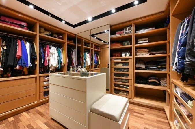 No closet, o pufe pode ser usado como apoio ou em frente a uma peteadeira 