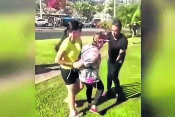 Momento em que a mulher é contida por uma policial - (crédito: Reprodução/Redes Sociais) Momento em que a mulher é contida por uma policial - (crédito: Reprodução/Redes Sociais)