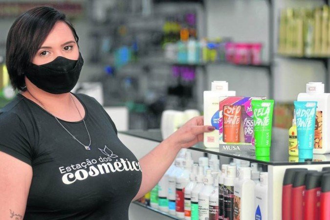 Gerente da loja Estação dos Cosméticos, na 210 Sul, Yanka Santos conta que triplicou as vendas em relação a 2020 - (crédito: Ed Alves/CB/D.A Press) Gerente da loja Estação dos Cosméticos, na 210 Sul, Yanka Santos conta que triplicou as vendas em relação a 2020 - (crédito: Ed Alves/CB/D.A Press)