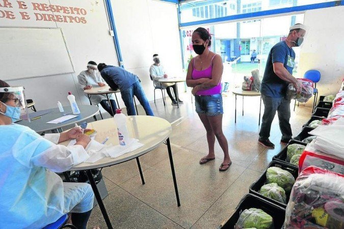 Distribuição de cesta básica na sede de Samambaia da Casa Azul  -  (crédito: Ed Alves/CB/D.A Press)