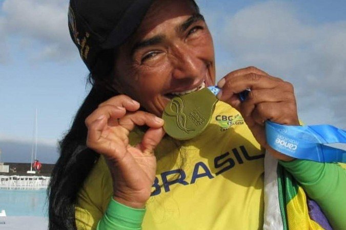 Aos 56 anos, Carmen Lúcia tem rotina exigente e rema até 30km por dia: 