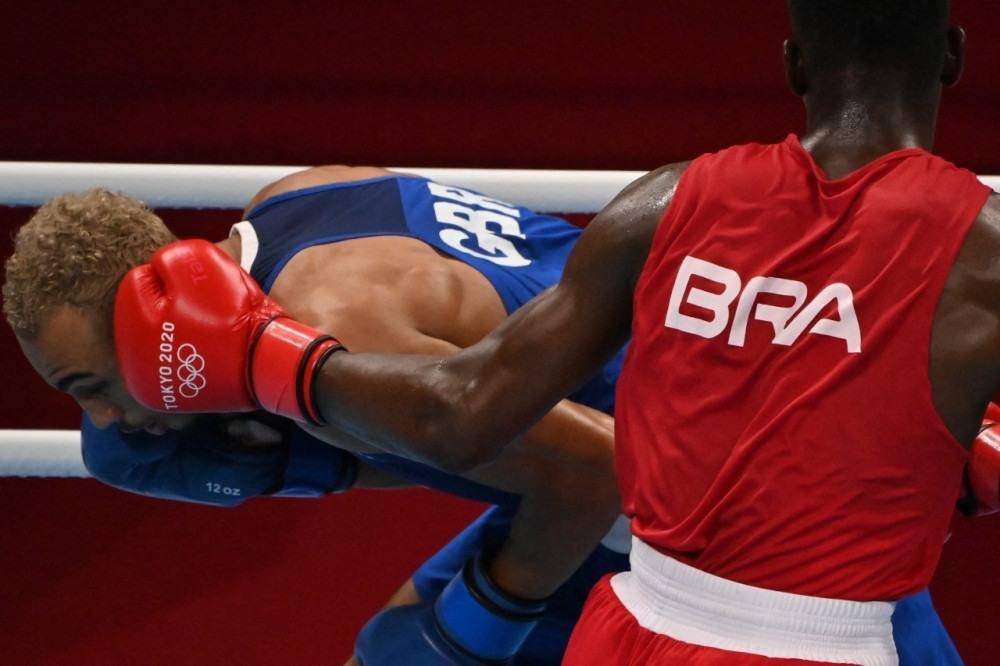 Boxe: Keno Marley briga, mas é derrotado nas quartas de final da categoria até 81kg