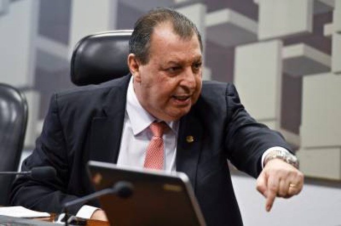 Nome da velha política, Omar acabou ganhando relevância nas redes sociais pelo sotaque regional e falas duras e críticas ao governo Bolsonaro
 -  (crédito: Edilson Rodrigues/Agencia Senado)