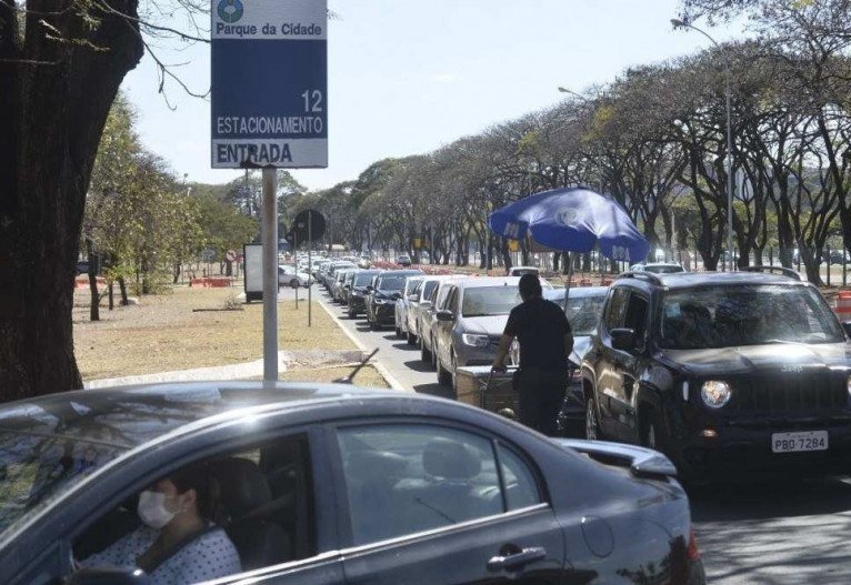 Fila de vacinação no posto drive-thru do Estacionamento 12 do Parque da Cidade