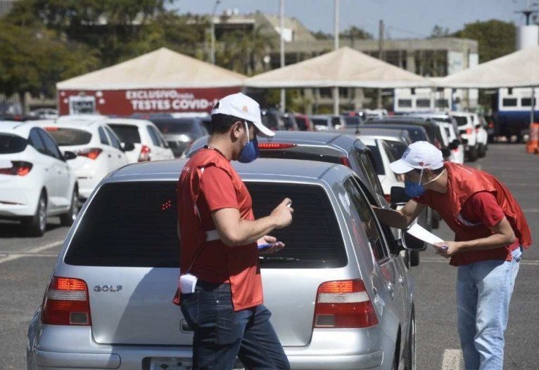 Fila de vacinação no posto drive-thru do Estacionamento 12 do Parque da Cidade