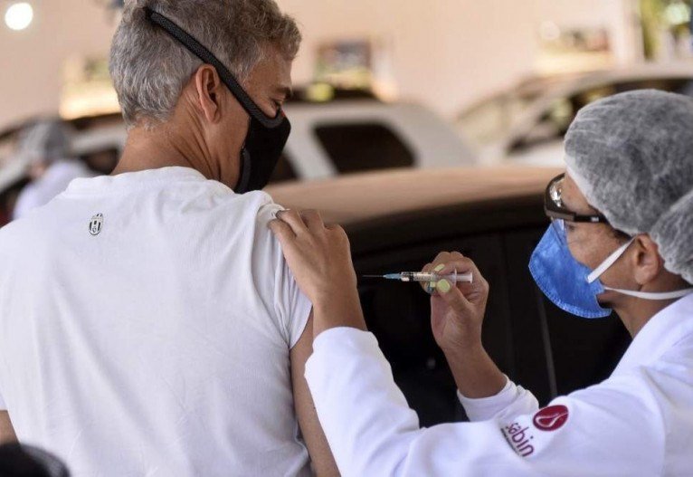 Vacinação no posto drive-thru do Estacionamento 12 do Parque da Cidade