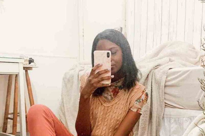 A blogueira Dayane Assis misturou duas tendências para fazer a sobreposição: a transparência e os coletes, que bombaram no inverno