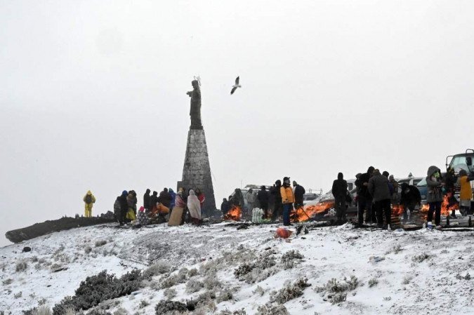 Indígenas aimarás fazem uma oferenda à Pachamama (mãe terra) -  (crédito: AIZAR RALDES / AFP)