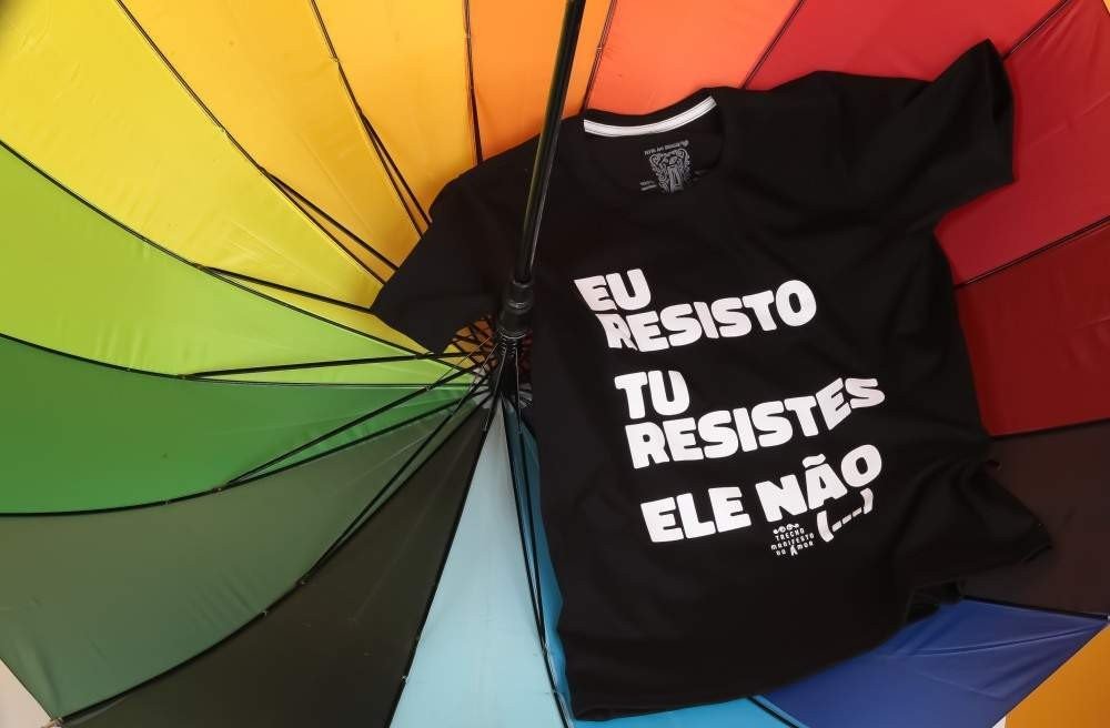 Camisetas Manifesto do Amor, da Arm&aacute;ria Loja (R$ 89, cada).