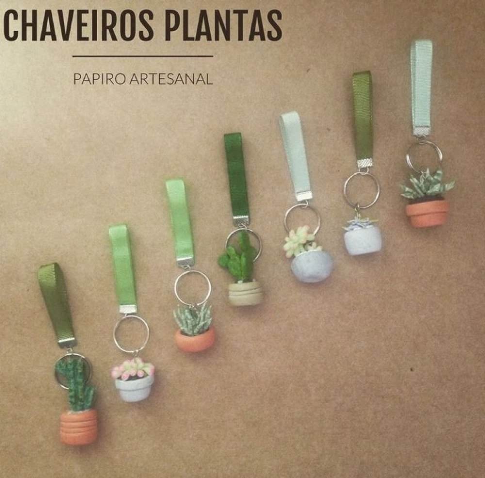 Chaveiro Plantas, modelado &agrave; m&atilde;o, da Papiro Artesanal (R$ 14,80)

