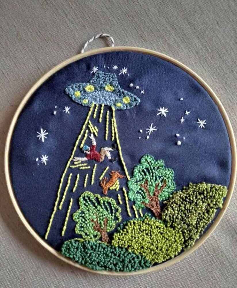 Quadro Bordado, em Bastidor em tema personalizado, da Papiro Artesanal (a partir de R$ 45,50)